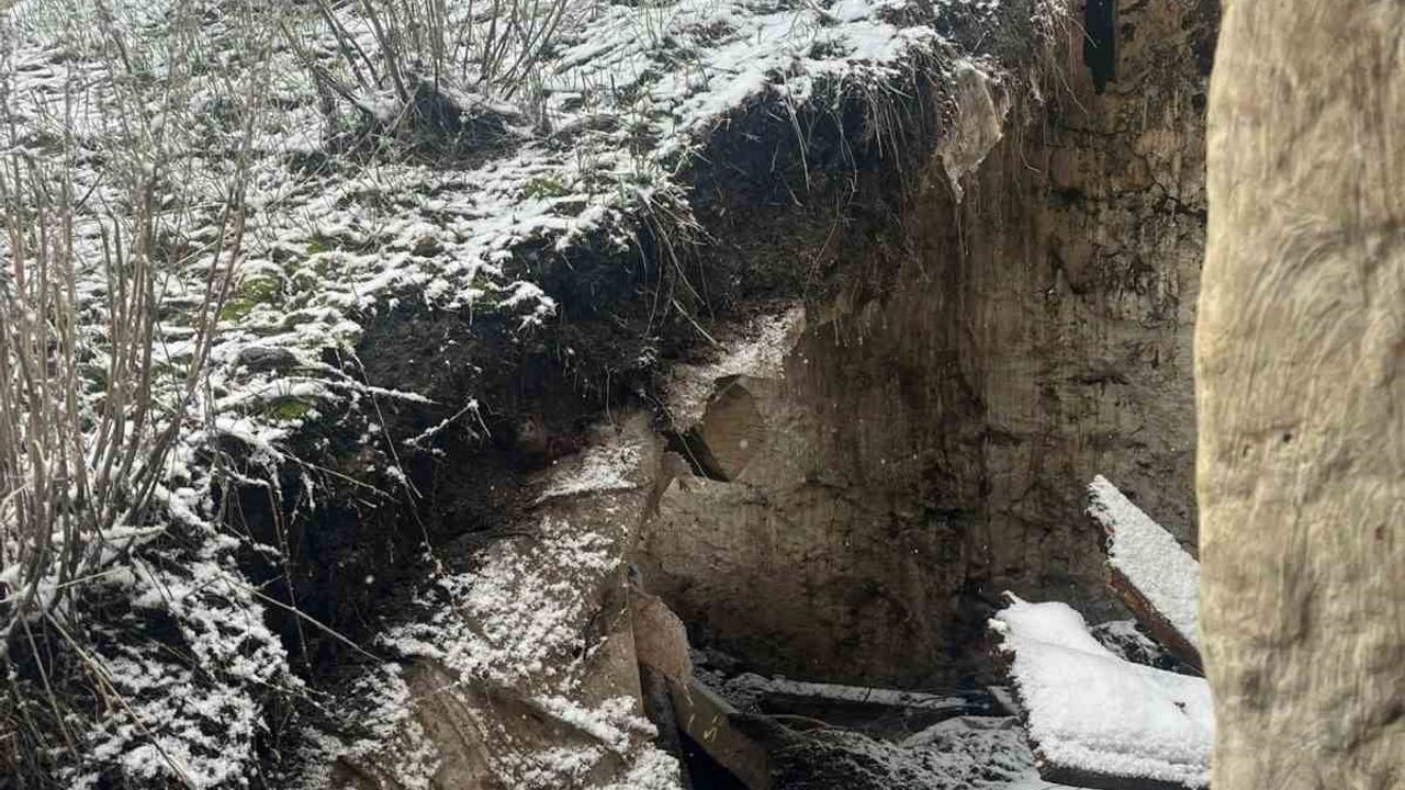Ardahan Çıldır Taşdeğirmen'de Kar Erimesi Sonrası Ev ve Ahır Çöktü