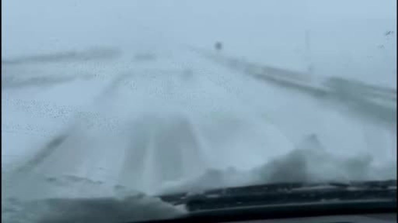 Ardahan'da Ilgar Dağı Geçidi'nde kar ve tipi ulaşımı aksattı