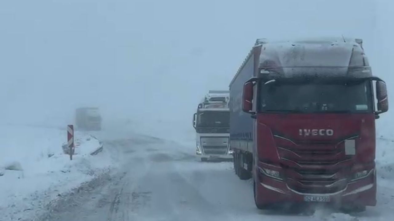 Ardahan'da Ilgar Dağı Geçidi'nde yoğun kar ve tipi ulaşımı aksattı