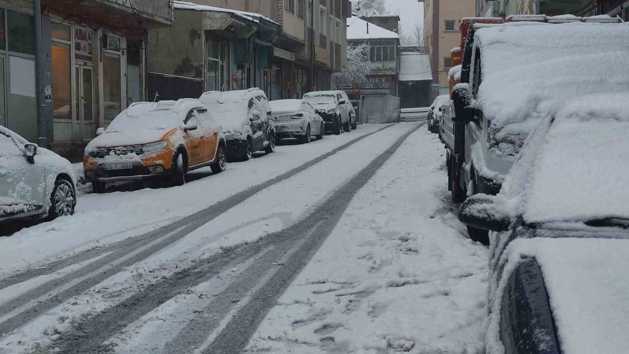 Ardahan’da Nisan Karı Kent Merkezini Beyaza Bürüdü