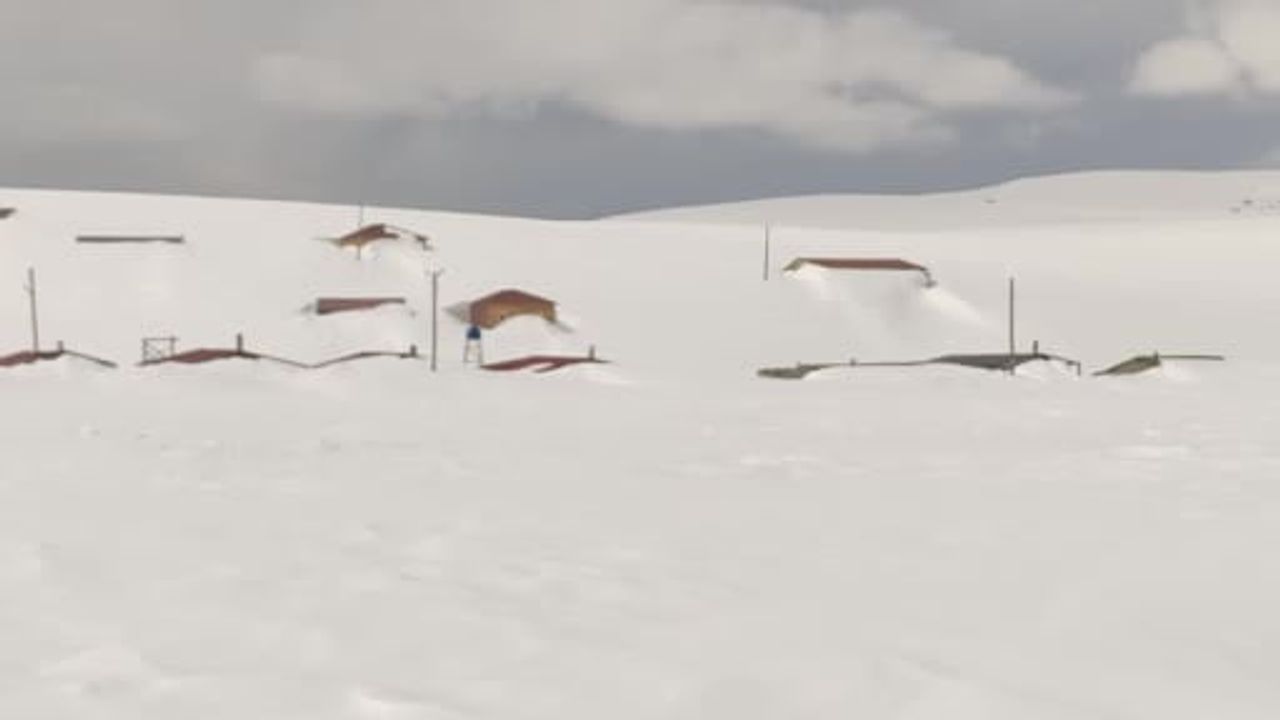 Ardahan'ın Bülbülan Yaylası nisan ayında hâlâ metrelerce kar altında