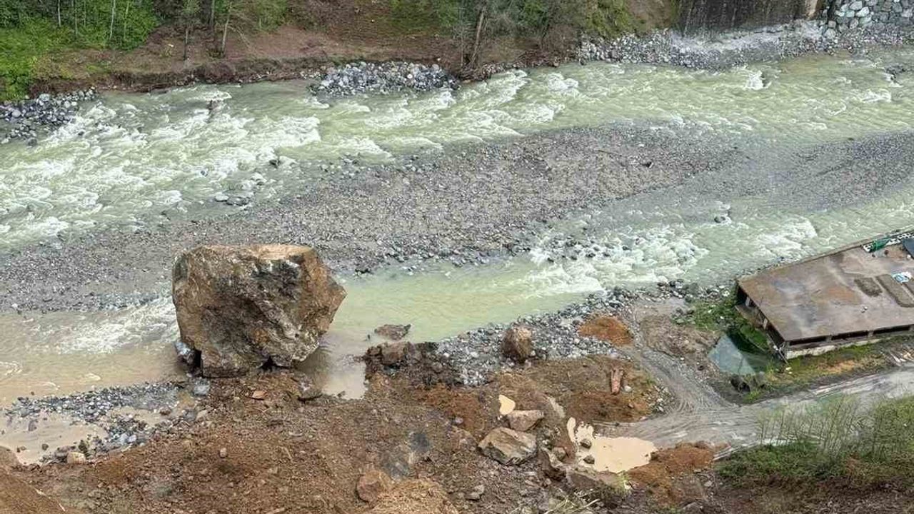 Ardeşen'de heyelan: kaya parçası Fırtına Deresi'nin Tunca-Zğem koluna düştü