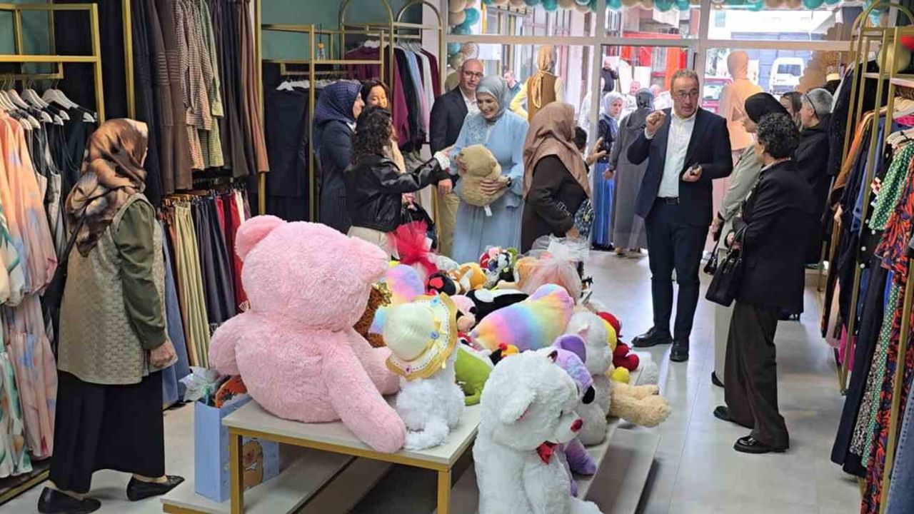 Ardeşen'de işletme sahibi Songül Önder'den 'çiçek yerine oyuncak' çağrısı