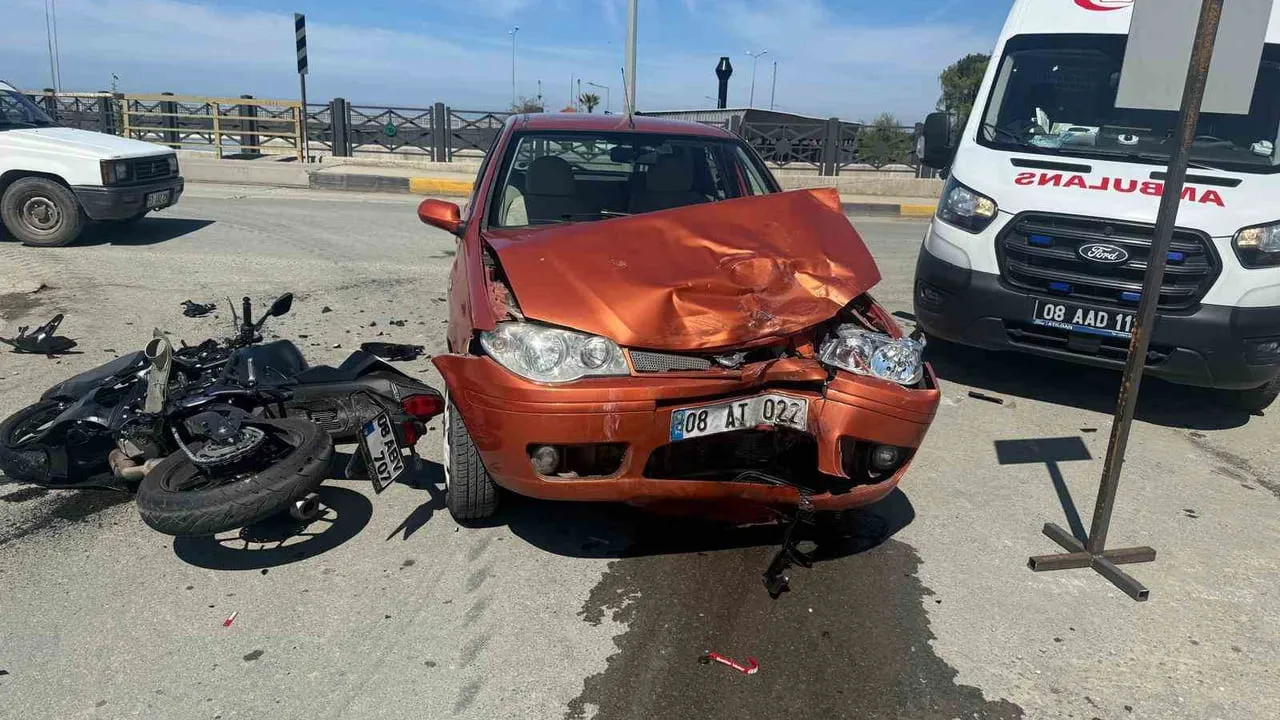 Arhavi'de otomobil ile motosiklet çarpıştı: 29 yaşındaki sürücü hayatını kaybetti