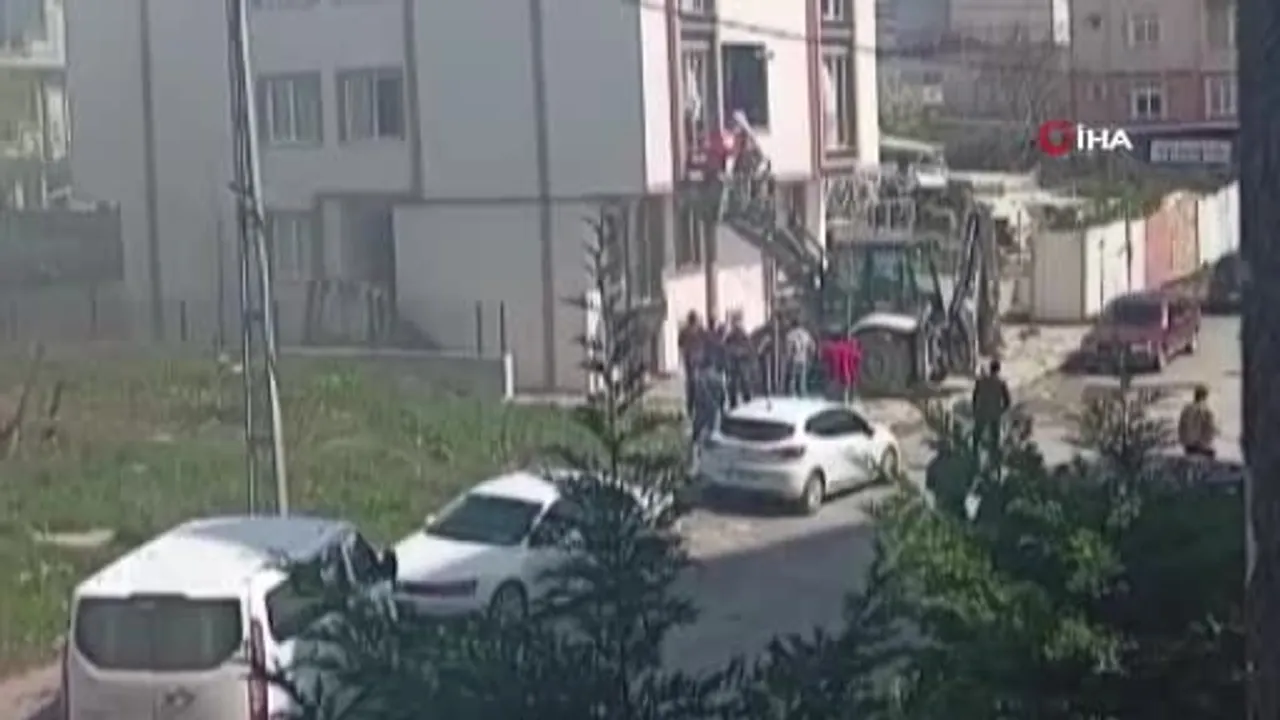 Arnavutköy’de çıkan yangında mahsur kalanlar iş makinesiyle kurtarıldı