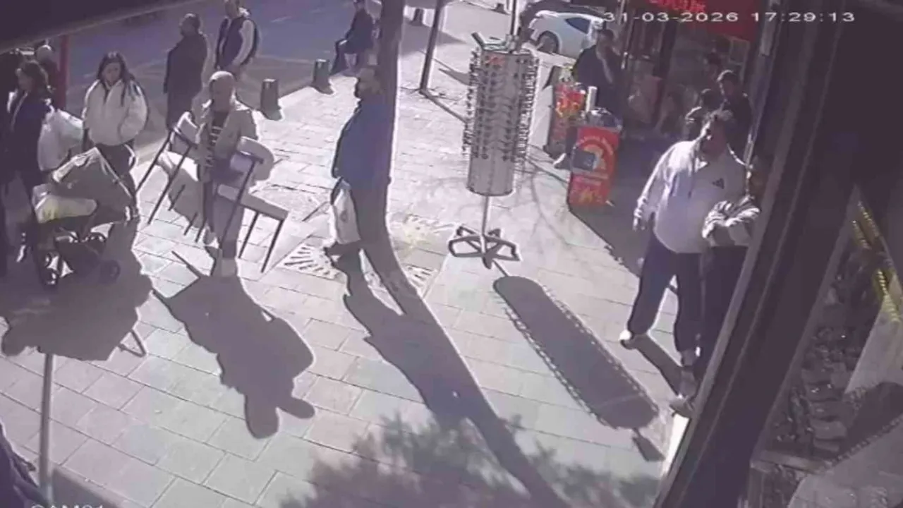 Arnavutköy'de mağaza önünden iki sandalye çalan kadın yakalandı