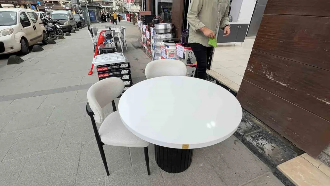 Arnavutköy'de mobilya mağazasından iki sandalye çalındı; işletmeciden hırsıza sitem