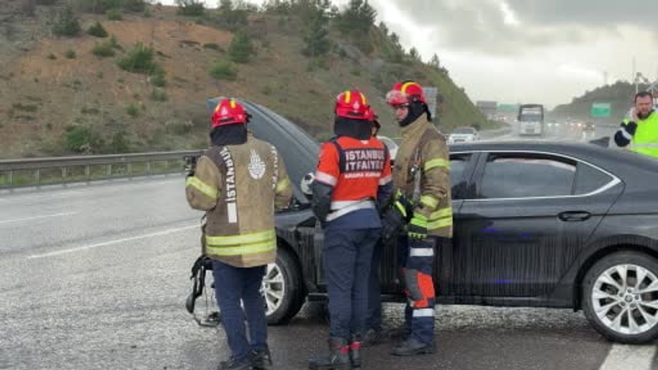 Arnavutköy (Fenertepe) Kuzey Marmara Otoyolu'nda dolu sonrası 3 araçlı zincirleme kaza