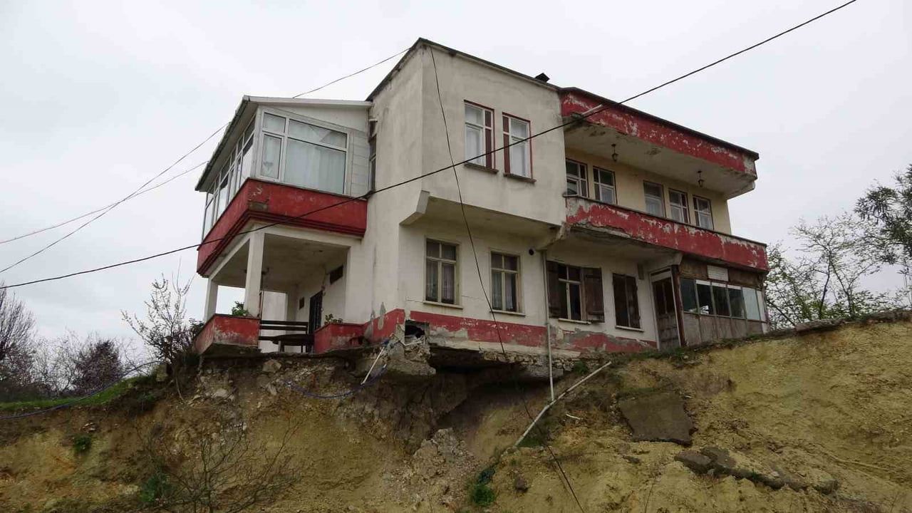 Arsin Çubuklu Mahallesi'nde heyelan sonrası AFAD konteynerleri yerleştirildi, kalıcı konutlar için ihale hazırlığı