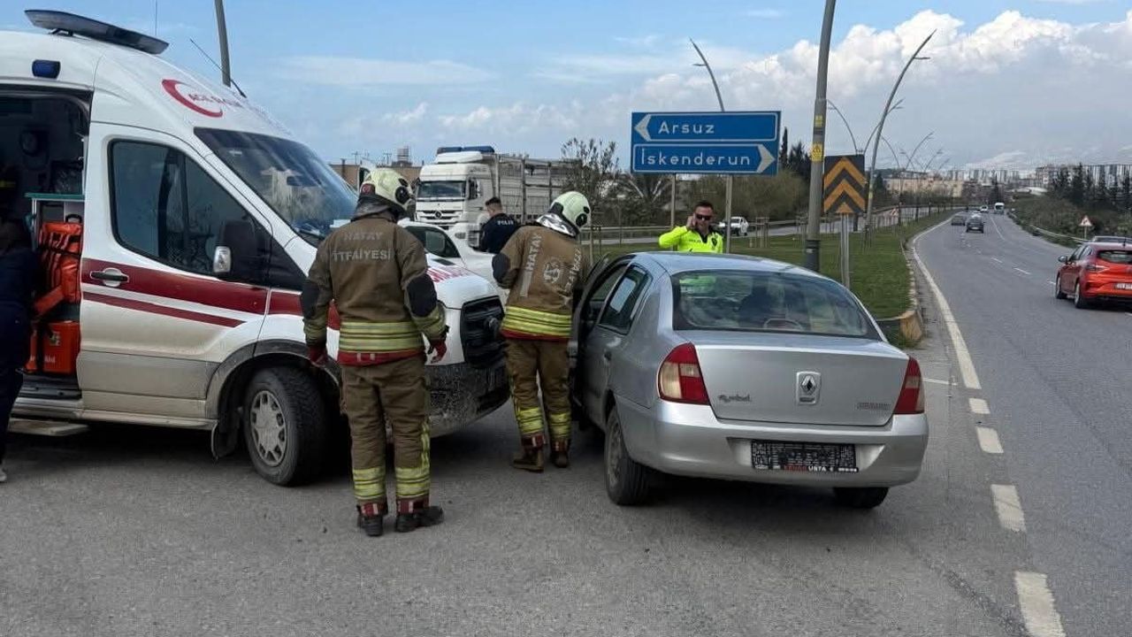 Arsuz Karaağaç Mahallesi'nde iki otomobil çarpıştı: 1 yaralı
