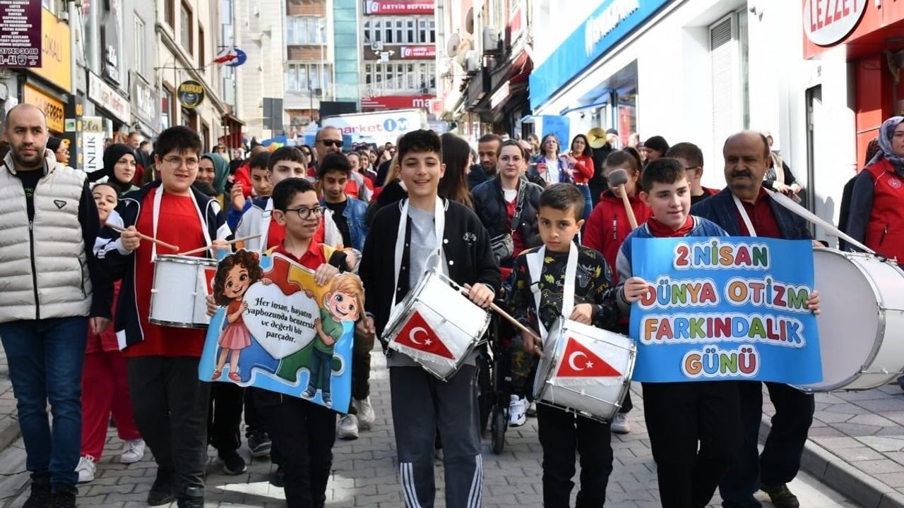 Artvin'de Otizm Farkındalık Yürüyüşü: Öz-Ge-Der'den toplumsal farkındalık çağrısı