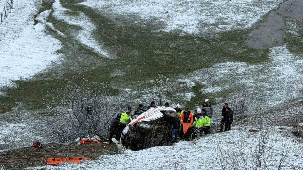 Artvin Şavşat’ta ambulans uçuruma yuvarlandı: 1 ölü, 4 yaralı