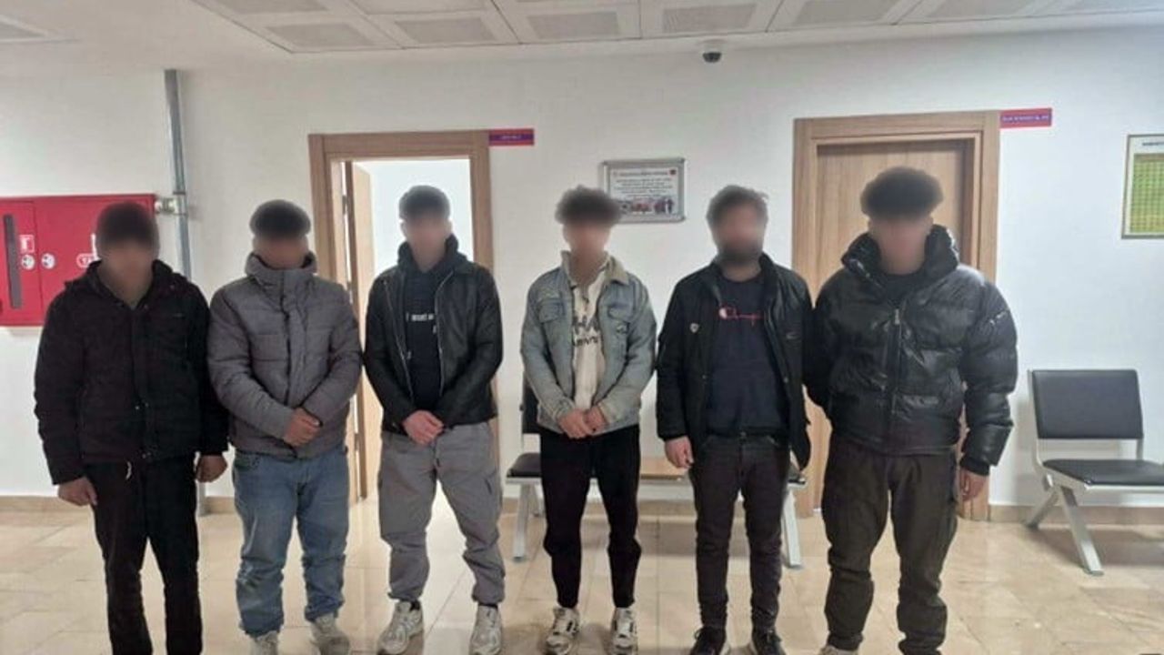 Artvin Yusufeli’nde Otomobil Bagajında 6 Düzensiz Göçmen Yakalandı; 2 Şüpheli Gözaltında