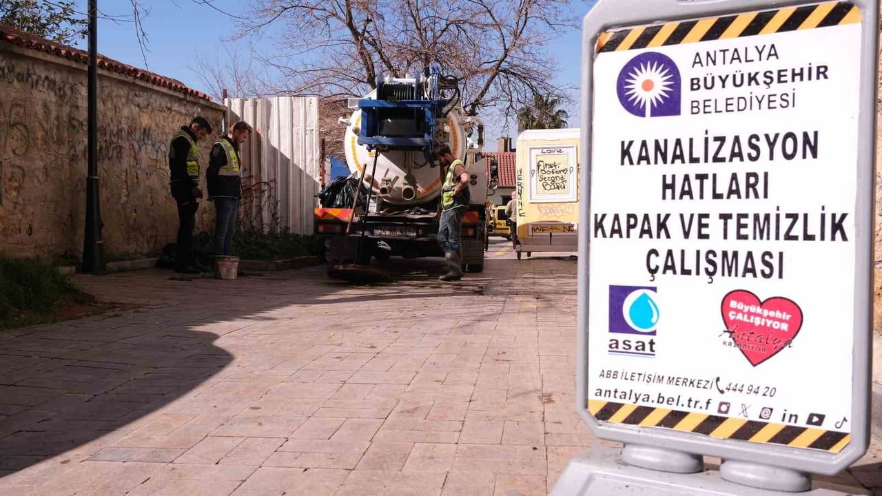 ASAT, Kaleiçi'nde 10 km Kanalizasyon Hattını Temizledi: 200'ü Aşkın Baca Kontrol Edildi