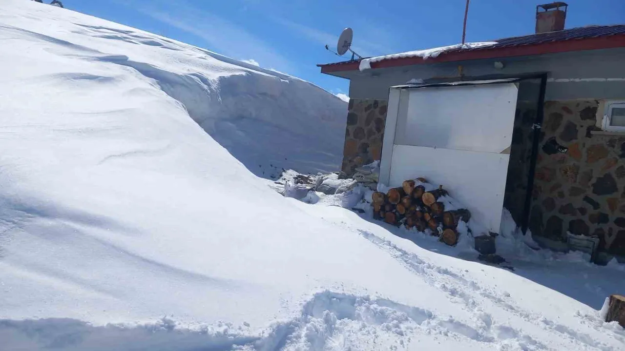 Aşkale’de Nisan ayında beklenmedik kar yağışı: Köy yolları kapandı, ekipler gece boyunca çalıştı