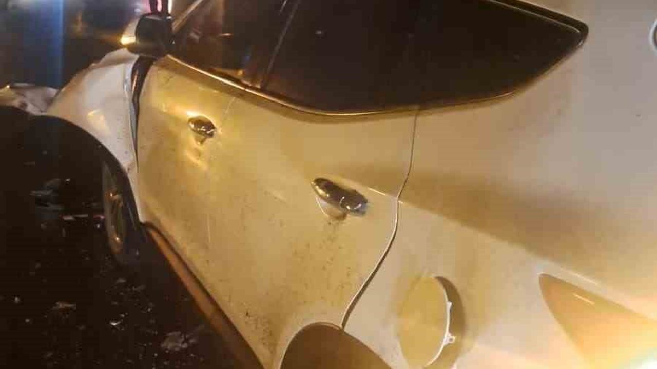 Aşkale'de trafik kazası: Direksiyon hakimiyetini kaybeden otomobil karşı şeride geçip takla attı