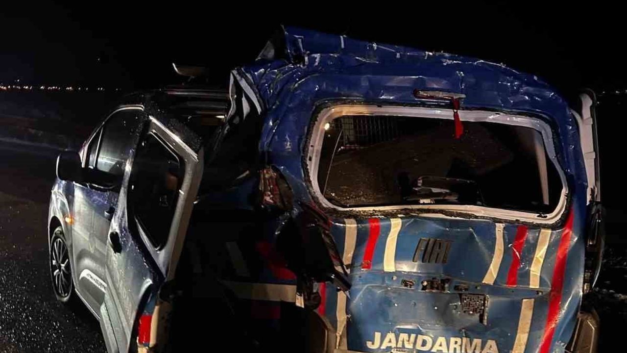 Aşkale'de zincirleme kaza: 4 jandarma personeli yaralandı