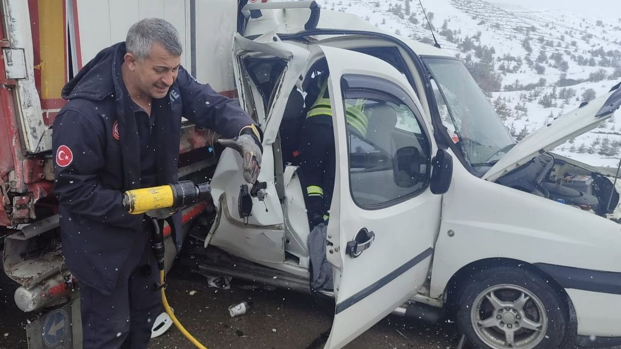 Aşkale Tepebaşı yolunda kaza: Hafif ticari araç tıra arkadan çarptı — 2 ölü, 3 yaralı