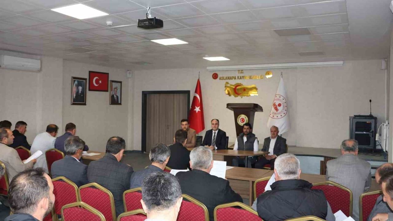 Aslanapa Kaymakamı İsmail Tosun köy muhtarlarıyla kamu hizmetlerini değerlendirdi