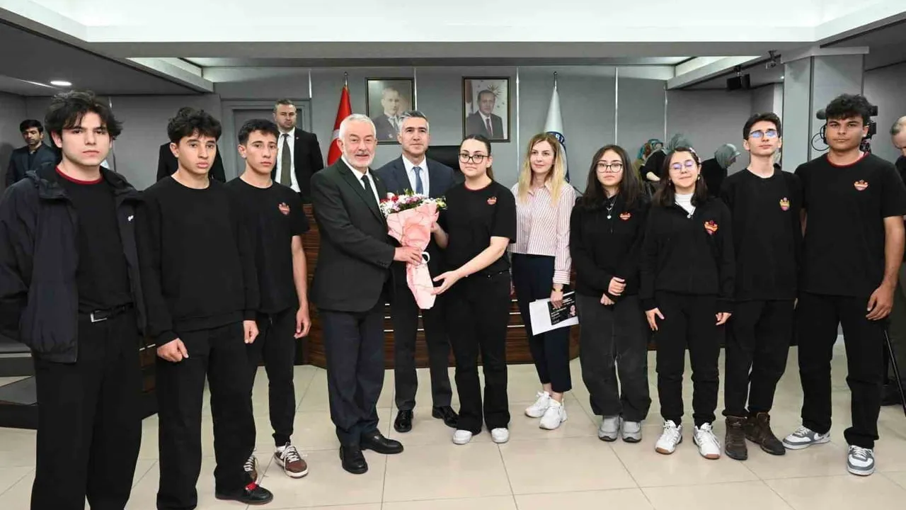 Aslı Derbent Özkan Isparta Anadolu Lisesi öğrencileri Belediye Meclisi’ni ziyaret etti