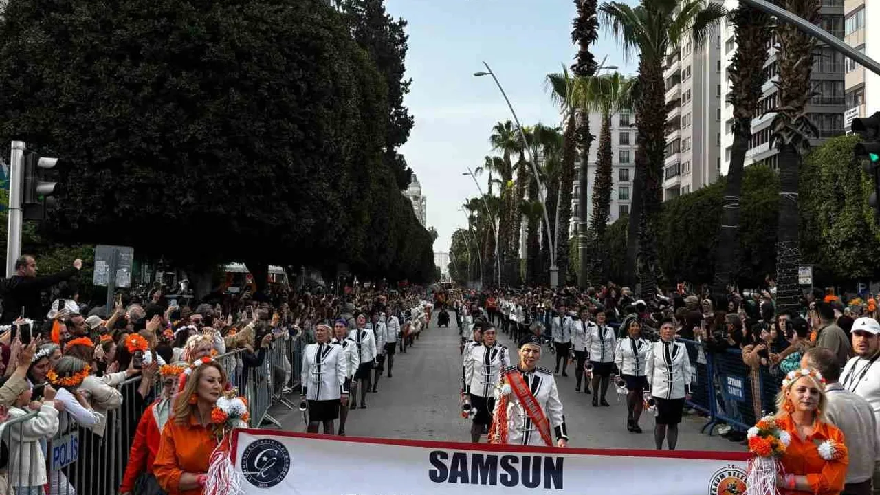 Atakum Cumhuriyet Kadınları Bandosu Adana Portakal Çiçeği Festivali'nde yoğun ilgi gördü