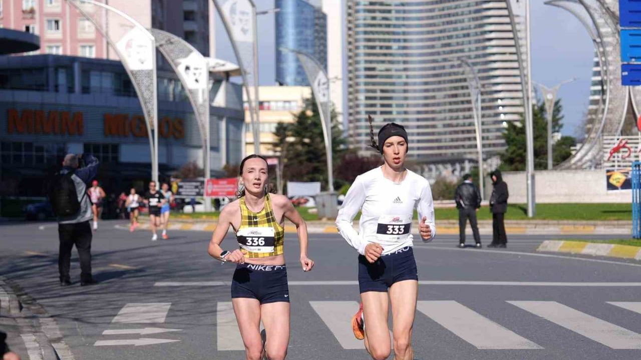 Ataşehir'de ilk Ata Koşusu: Yaklaşık 1.200 sporcu 'İyiliğe Koş' sloganıyla yarıştı