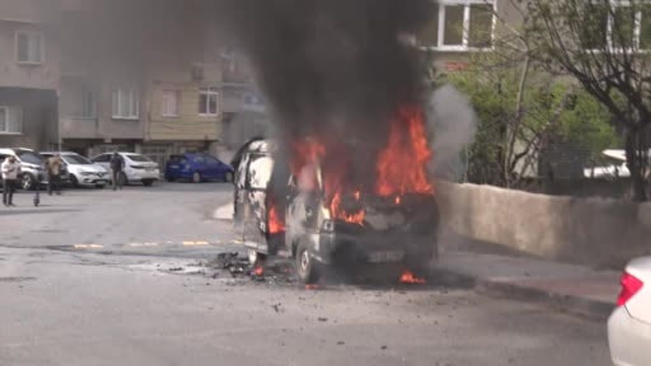 Ataşehir'de park halindeki minibüs yangında kullanılamaz hale geldi