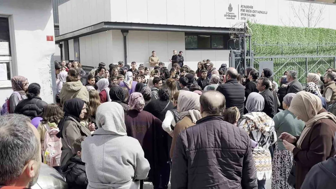 Ataşehir Piri Reis Ortaokulu'nda tavuk döner şüphesiyle öğrenciler hastaneye kaldırıldı