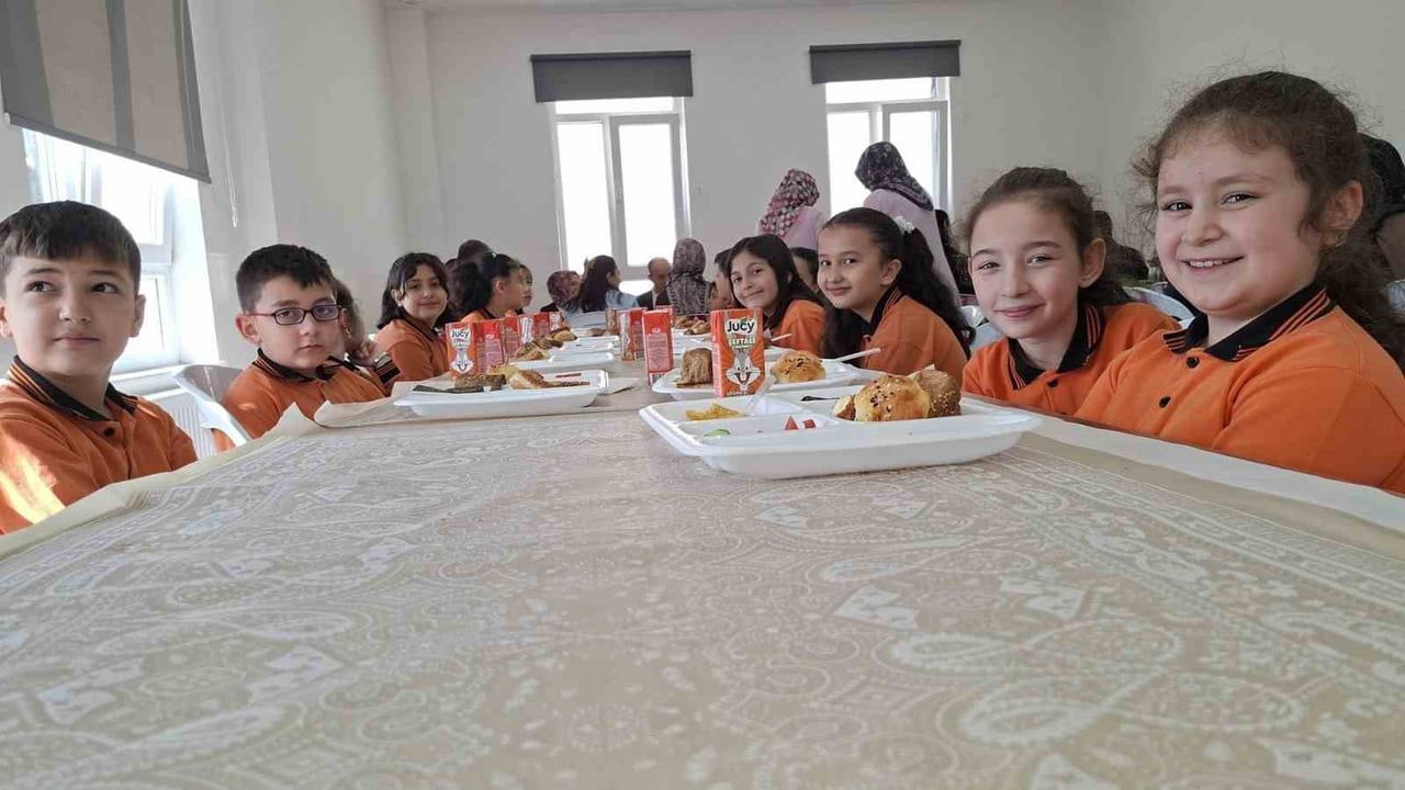 Atatürk İlkokulu'nda minik Birsen'in yemek duası beğeni topladı