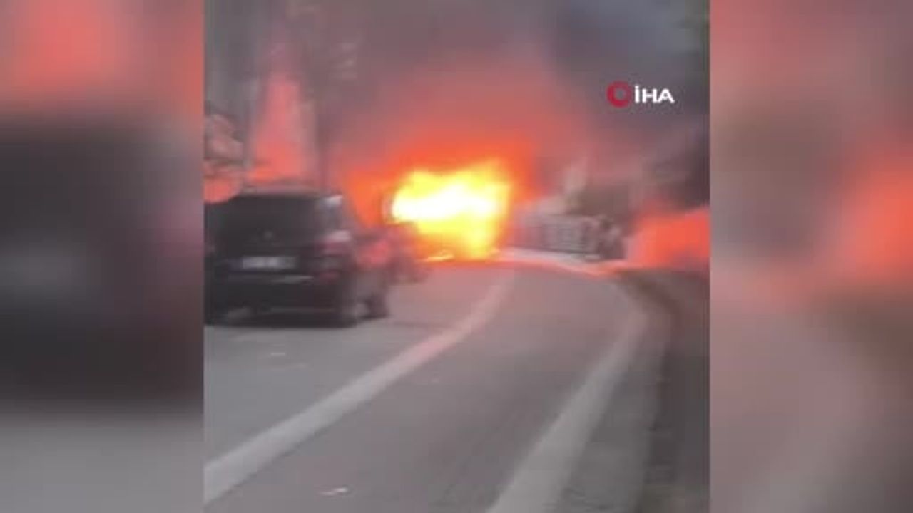 Avcılar'da park halindeki servis aracı alev aldı; bitişikteki otomobile zarar gördü