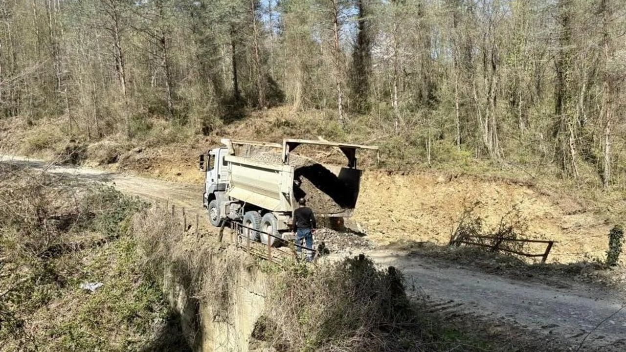 Ayancık Zaviye Köyünde Heyelan Sonrası Yol, Köprü Çalışmasıyla Yeniden Güvenli Hale Getirildi