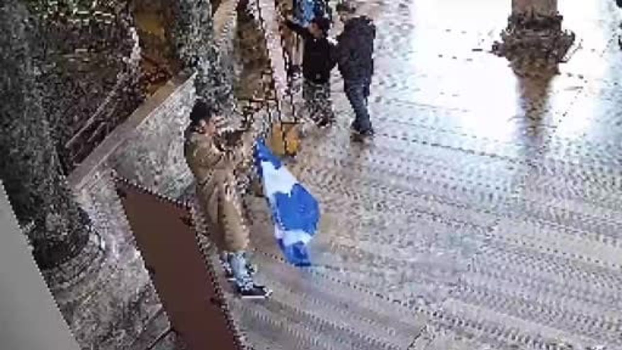 Ayasofya'da Bizans bayrağıyla eylem: İki Yunanlı tutuklandı