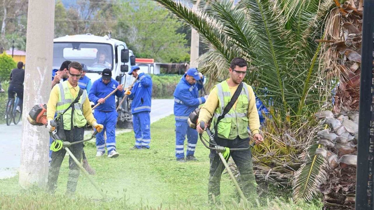 Aydın Büyükşehir Belediyesi Kuşadası’nda cadde ve bulvarlarda bakım ve düzenleme çalışmalarını sürdürüyor