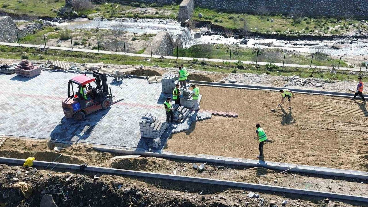 Aydın Büyükşehir, Buharkent'te Çağlayan Caddesi'ne 19 bin 200 metrekare parke taşı döşüyor