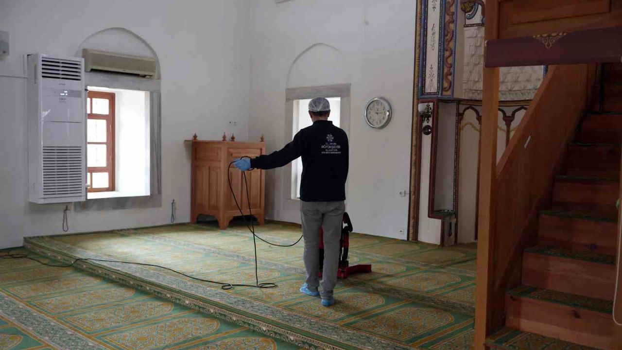 Aydın Büyükşehir camilerde kapsamlı temizlik çalışmalarını sürdürüyor
