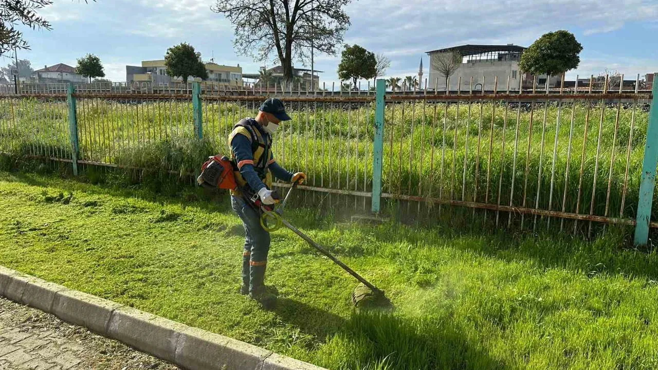 Aydın Büyükşehir, Germencik ve İncirliova'da yeşil alan bakım çalışmalarını sürdürüyor