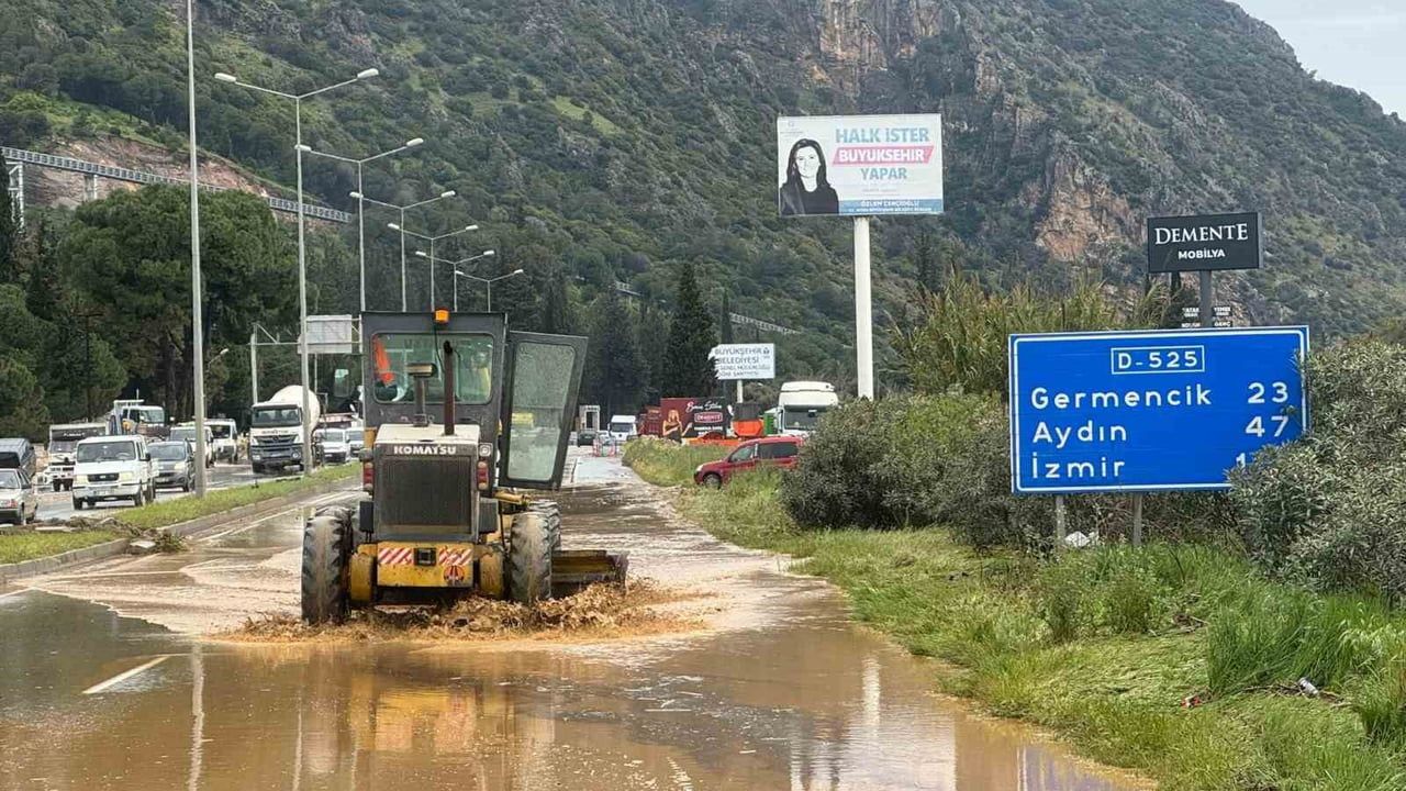 Aydın'da 72 Saatlik Sağanak Söke'yi Etkiledi: Sazlı Mahallesi'nde Yol Çökmesi ve Ulaşım Aksadı
