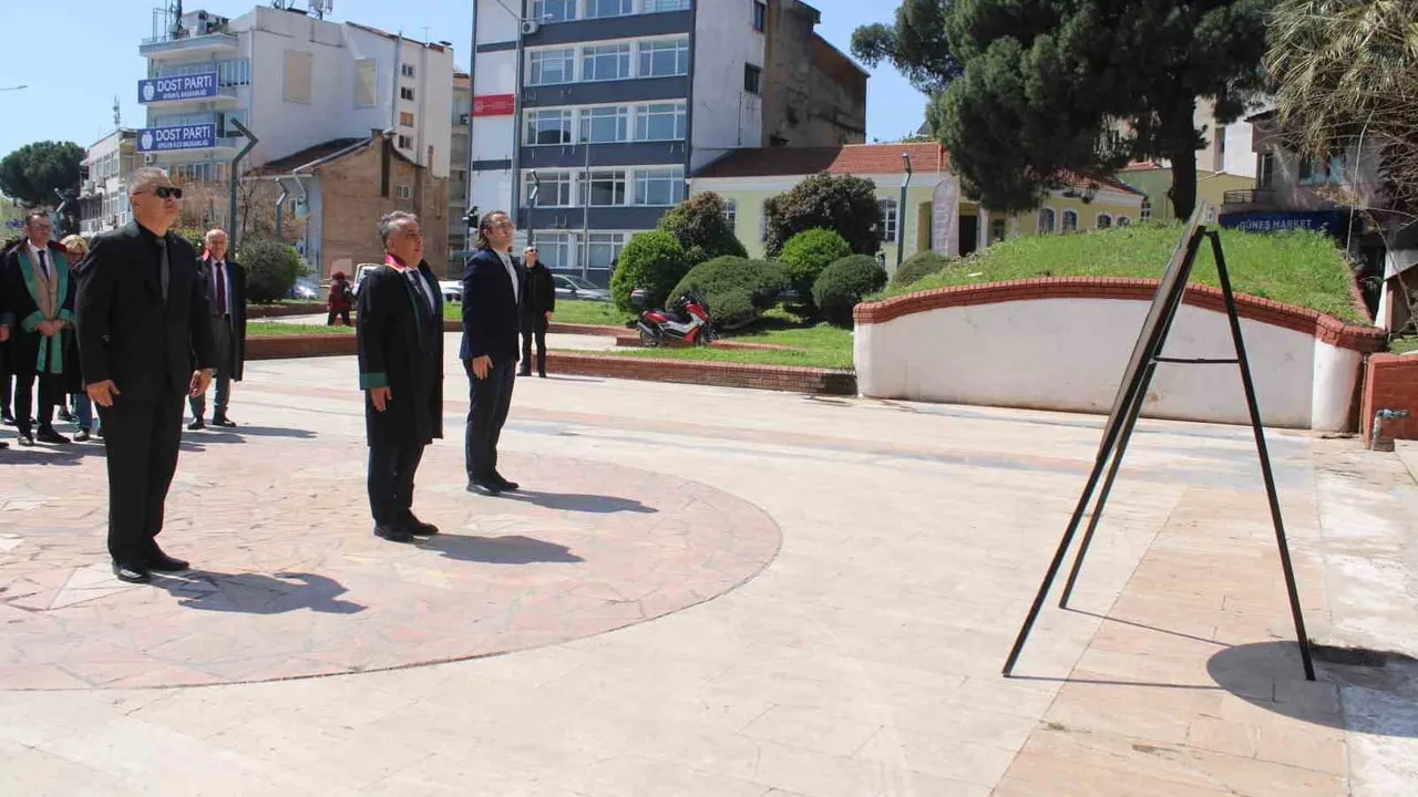 Aydın'da Avukatlar Günü: Avukatlar Atatürk Anıtı'na Çelenk Bıraktı