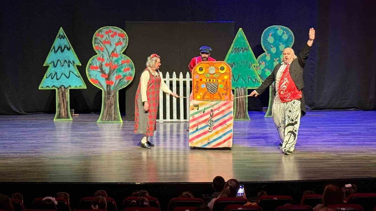 Aydın'da minikler 'Müzisyenler Çetesi' ile tiyatroda buluştu