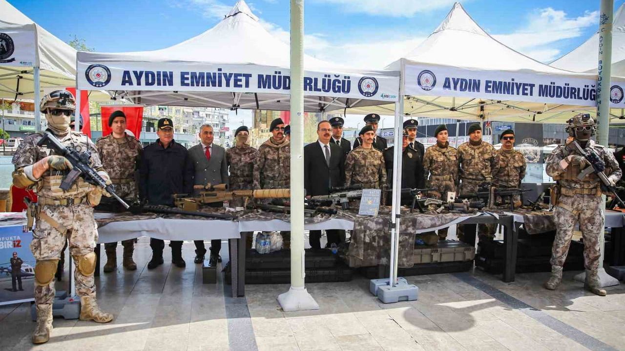 Aydın'da Polis Haftası: Tanıtım Standı Vatandaşlardan Yoğun İlgi Gördü