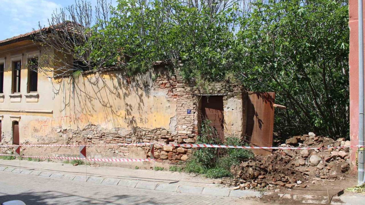 Aydın'da Tarihi Konakta Bahçe Duvarı Yıkıldı: Yaklaşık 30 Metrelik Kaçak Kazı Ortaya Çıktı