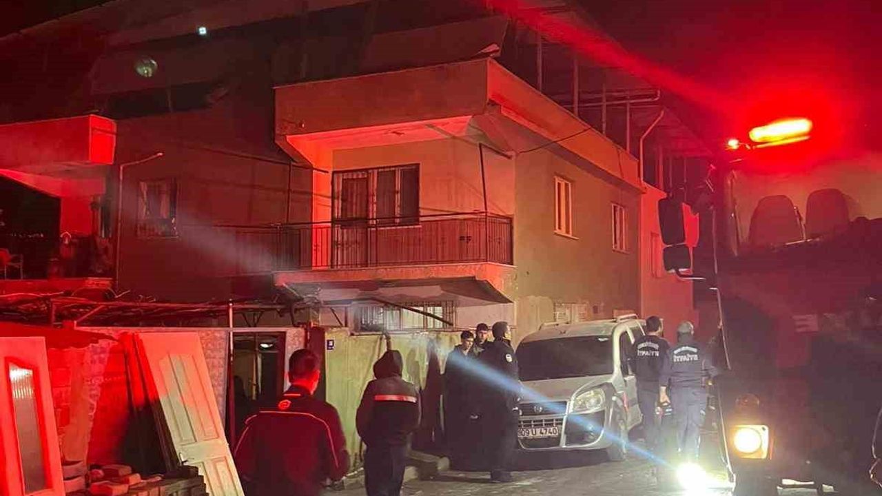 Aydın Efeler'de bacadan çıkan yangın: 2 kişi dumandan etkilendi