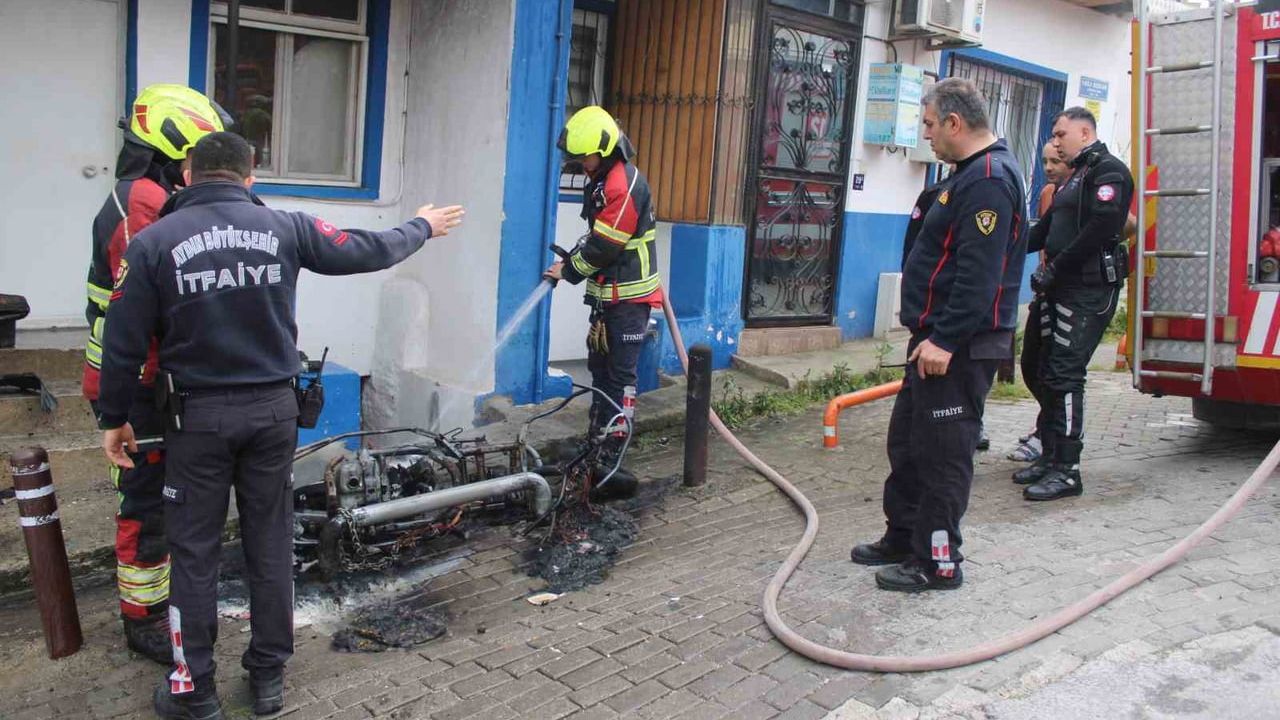 Aydın Efeler'de tamirat sırasında yanan elektrikli motosiklet küle döndü