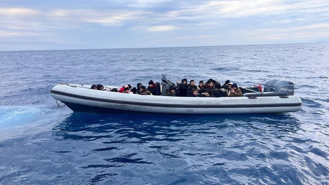 Aydın'ın Didim açıklarında Sahil Güvenlik operasyonu: 25 düzensiz göçmen ve 1 şüpheli yakalandı