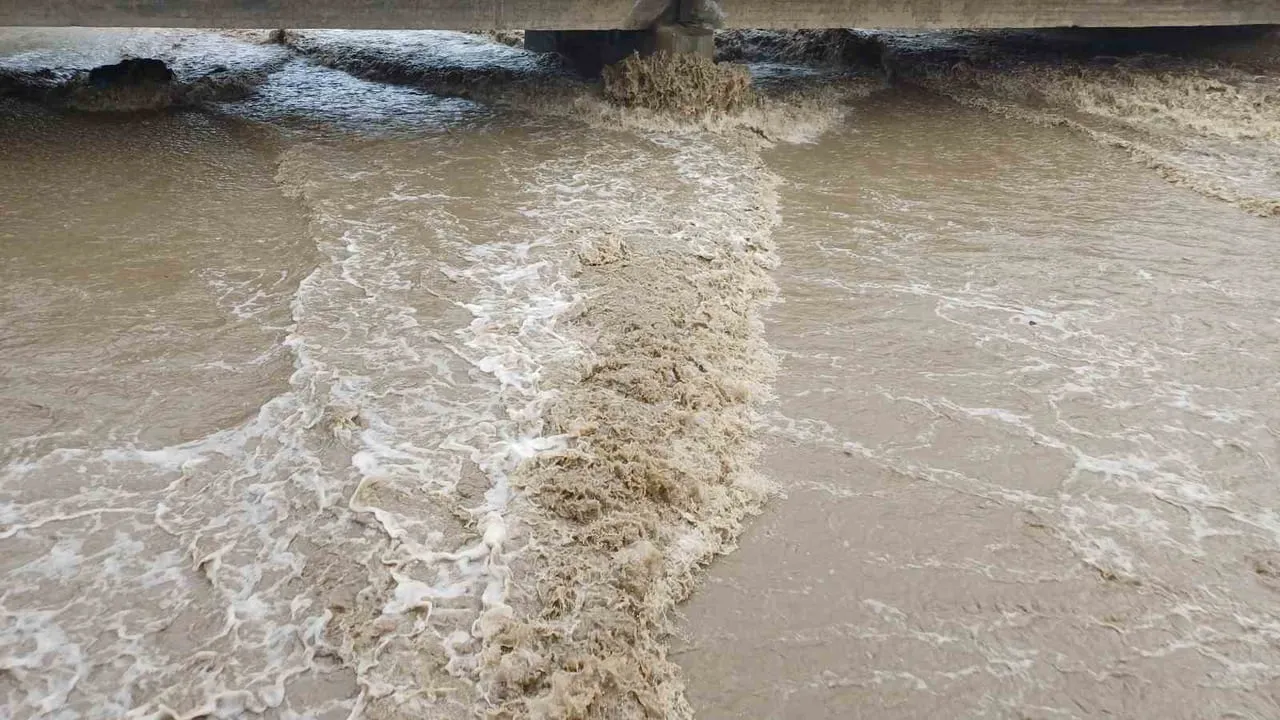 Aydın'ın Efeler ilçesinde Tabakhane Deresi'nde su seviyesi yükseldi