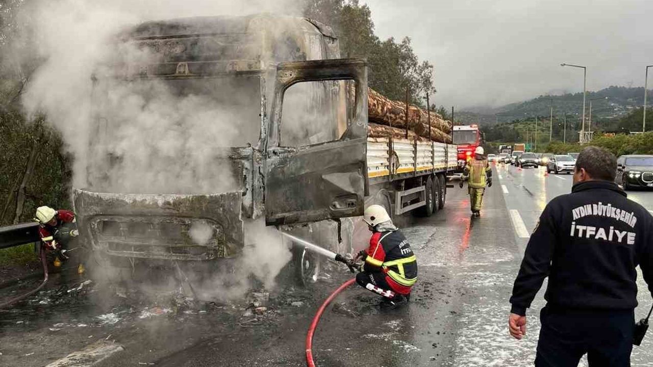 Aydın-İzmir Otoyolu Selatin Tüneli'nde tomruk yüklü tır yangını söndürüldü