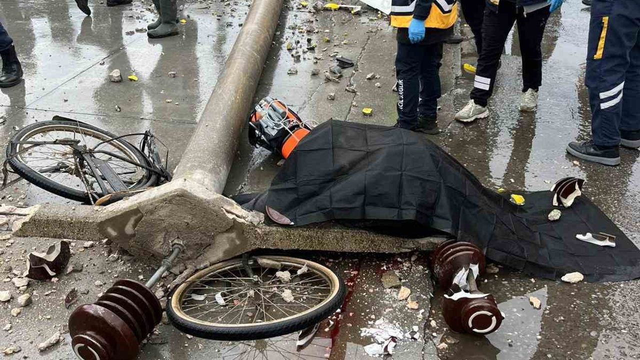Aydın Köşk’te beton direğin altında kalan bisikletli hayatını kaybetti