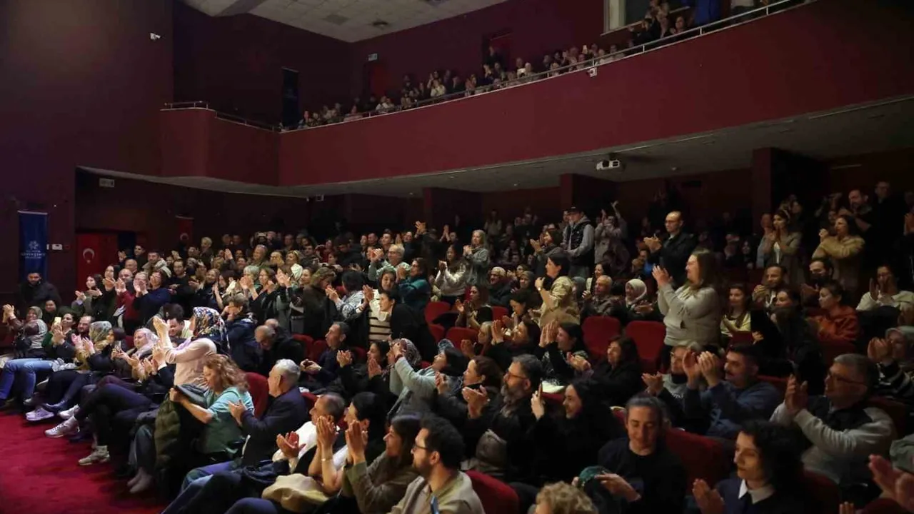 Aydın Kültür ve Sanat Şenliği'nde 'İyi Delirdik' yoğun ilgi gördü — Turne ve bilet bilgileri