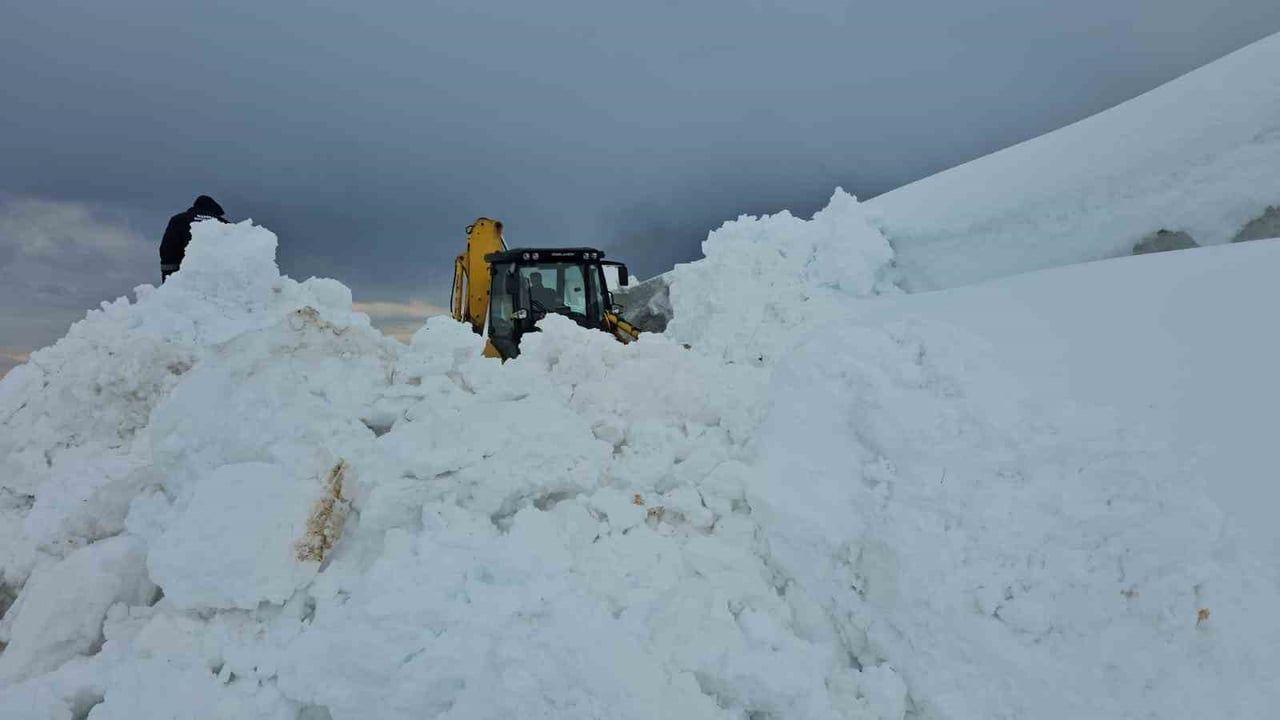 Aydınlar'da karla mücadele sürüyor; yollar yer yer 3 metreye ulaştı
