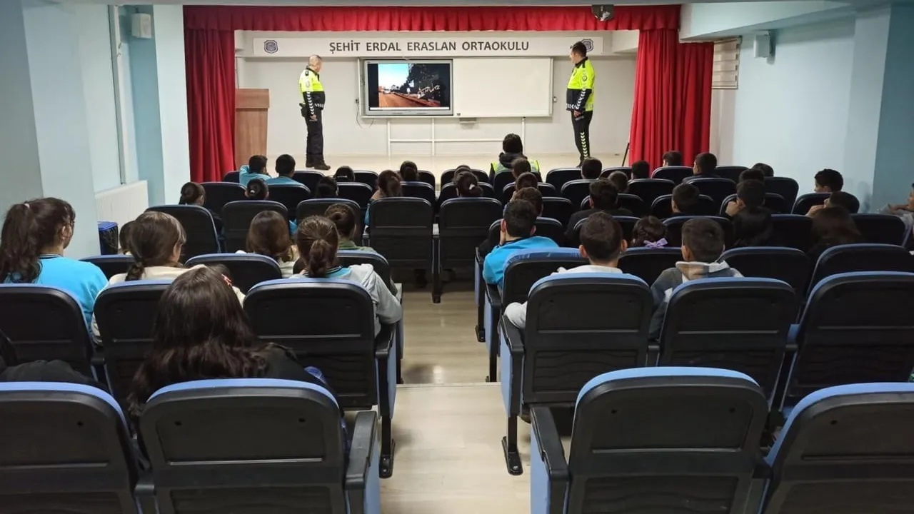 Aydıntepe'de Tüm Okullarda Trafik Eğitimi: Öğrencilere Yaya Güvenliği ve Trafik Kuralları Anlatıldı